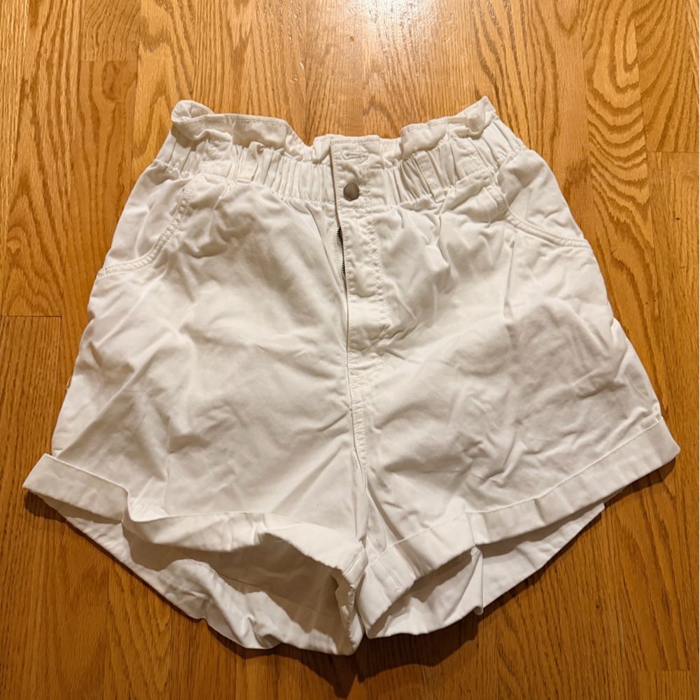 H&M High waist scrunch shorts 
NWT white